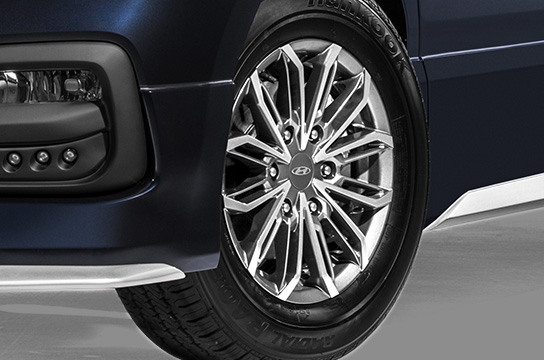 Hyundai Grand Starex Exterior - 16˝ Alloy wheels